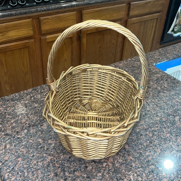 Gold decorative wicker basket - Picture 1 of 4